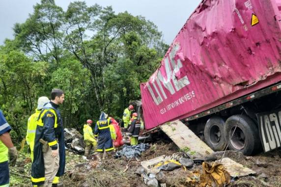 Conforme apurações preliminares, na hora da batida, o veículo passava dos 100km/h. O limite de velocidade na região é de 60 km/h