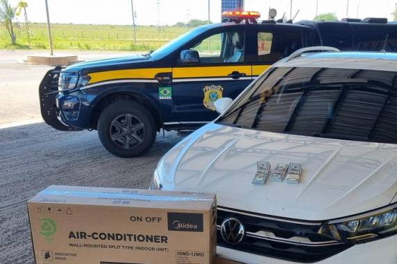 Em pleno meio-dia, com termômetros marcando 30°C, investigada desembarcou de veículo com cobertor enrolado ao corpo. Sob a coberta, volume chamou atenção dos patrulheiros rodoviários. Valor equivale a R$ 172 mil