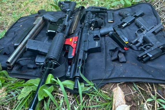 Duas ações da 13ª Delegacia da Polícia Civil resultaram na apreensão do arsenal e na prisão da dupla; agentes catarinenses auxiliaram na captura
