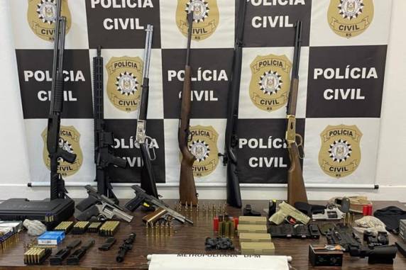 Duas ações da 13ª Delegacia da Polícia Civil resultaram na apreensão do arsenal e na prisão da dupla; agentes catarinenses auxiliaram na captura