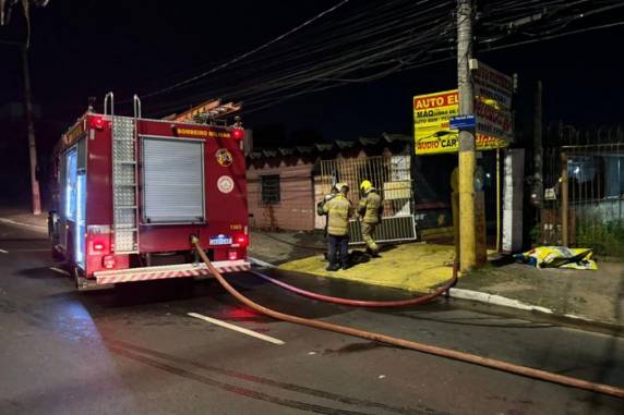No local, que fica na Avenida Manoel Elias, no bairro Rubem Berta, também funcionava uma borracharia