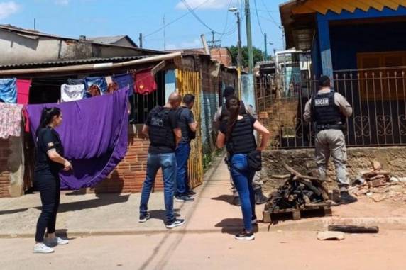 A principal hipótese para o crime, segundo a delegada Michele Arigony, é feminicídio. Namorado dela foi preso em flagrante pela Polícia Civil