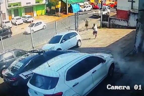 Crime foi registrado pela câmera da unidade. Departamento de Homicídios e Proteção à Pessoa (DHPP) atua com prioridade no caso. Agentes estão nas ruas em busca dos autores do crime