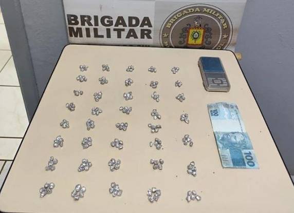 A mulher foi f lagrada com 195 porções de crack