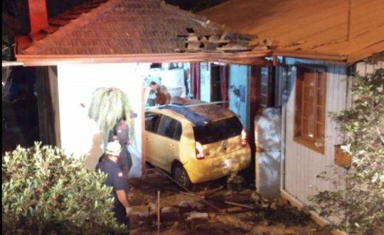 As vítimas tomavam chimarrão, quando um carro, que perdeu o controle, invadiu a casa
