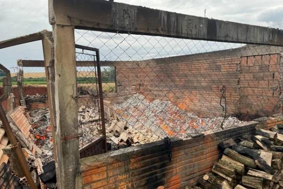 Incêndio destrói galpão do Lar do Idoso em Tapera - foto 3