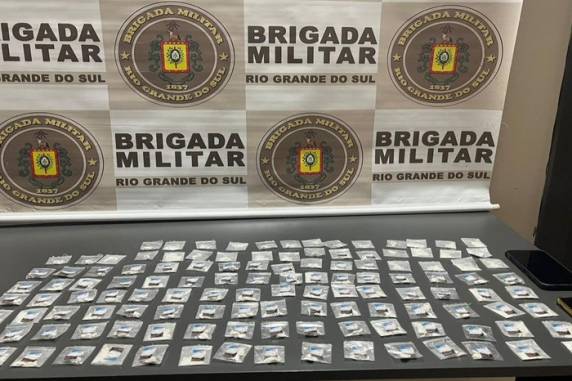 Suspeitos estava em um Pálio, nas proximidades de uma escola, quando foram abordados no final da tarde desta sexta-feira
