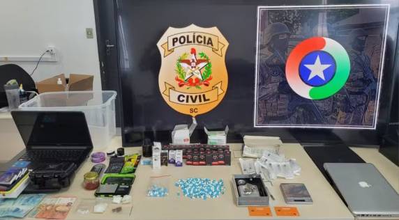 Além de entorpecentes, criminosos vendiam hormônio do crescimento e anabolizante. Investigados usavam canais digitais e marca própria para atrair público.