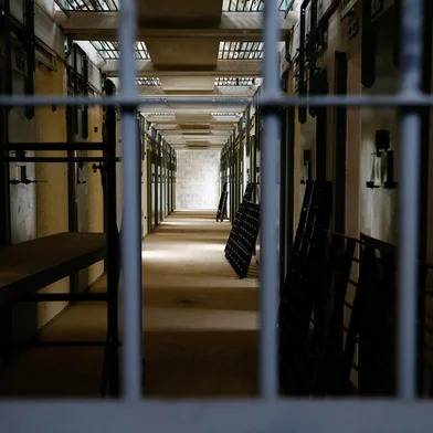 Um dos principais desafios das forças de segurança é impedir que criminosos sigam gerenciando e ordenando crimes de dentro das prisões