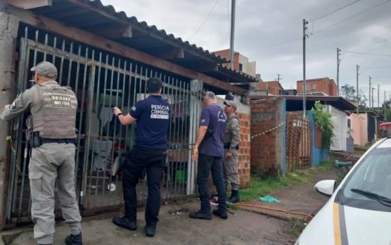Suspeito foi localizado pela Brigada Militar dentro da residência e foi contido; mulher foi encaminhada para atendimento médico. Ela recebeu alta no domingo