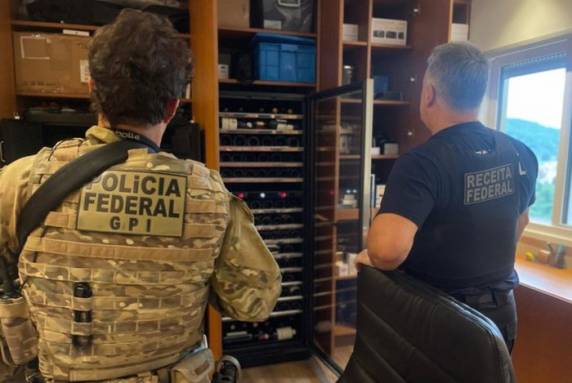 Operação da Polícia Federal foi deflagrada nesta quarta-feira. Foram detidos três analistas tributários, um auditor, um servidor de nível médio da Receita, empresários e um PM.