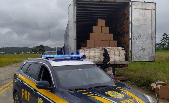 Entorpecente estava escondido na carroceria do veículo