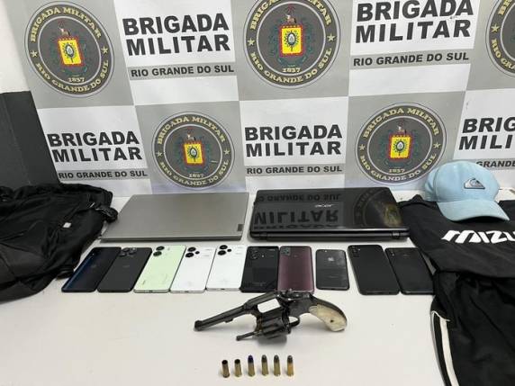 De acordo com a Brigada Militar, os dois indivíduos teriam tentado roubar um estabelecimento comercial, ameaçando e baleando o proprietário da loja