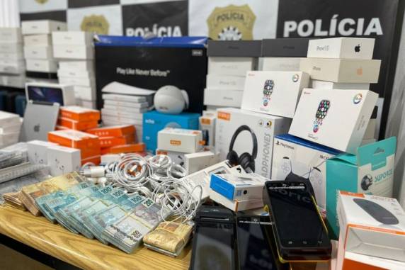 Mandados foram cumpridos em outros quatro municípios, mas vítimas identificadas pela polícia são da cidade na Região Metropolitana.  Ofensiva também mirou supostos receptadores dos itens roubados. Houve apreensão de dinheiro e de eletrônicos