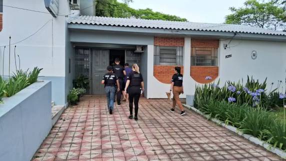 Caso é investigado pela Polícia Civil. Pai do suspeito e avô de garota também foi preso. Com a dupla, foram apreendidos sete armas de fogo, munição e celulares.