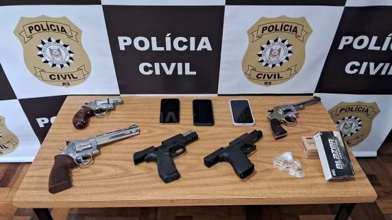 Caso é investigado pela Polícia Civil. Pai do suspeito e avô de garota também foi preso. Com a dupla, foram apreendidos sete armas de fogo, munição e celulares.
