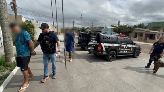 No local, os agentes apreenderam, além da arma, várias munições calibre 9 mm, 42 gramas de cocaína, uma balança de precisão e R$ 720 em dinheiro.