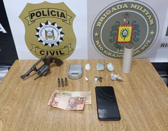Entre o material apreendido está um carregador de fuzil AK47