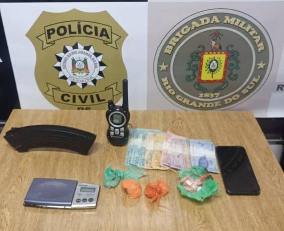 Entre o material apreendido está um carregador de fuzil AK47