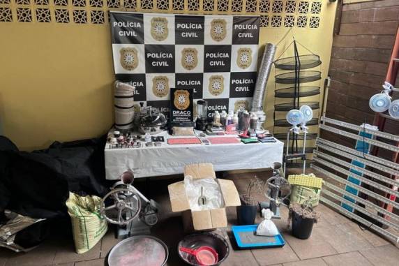 Jovem de 22 anos foi detido em flagrante nesta sexta (8). Ele teria confessado aos policiais que produzia 5 mil comprimidos de ecstasy por dia em apartamento