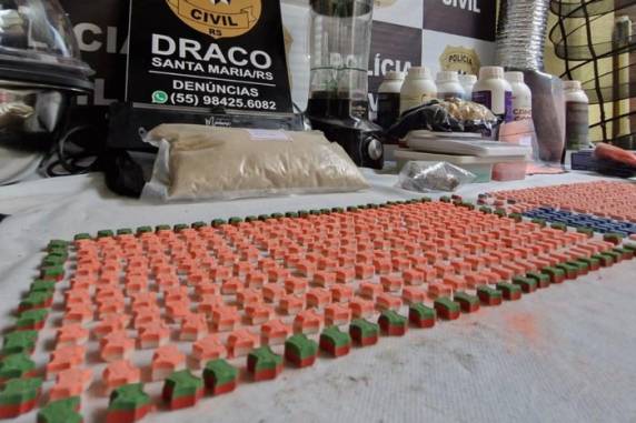 Jovem de 22 anos foi detido em flagrante nesta sexta (8). Ele teria confessado aos policiais que produzia 5 mil comprimidos de ecstasy por dia em apartamento