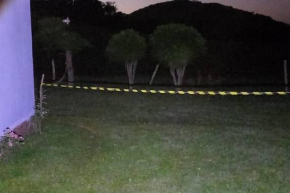 Rapaz, de 17 anos, disse que ele e a mãe estavam sendo ameaçados pelo homem, que estaria embriagado. Polícia Civil trata o caso como legítima defesa