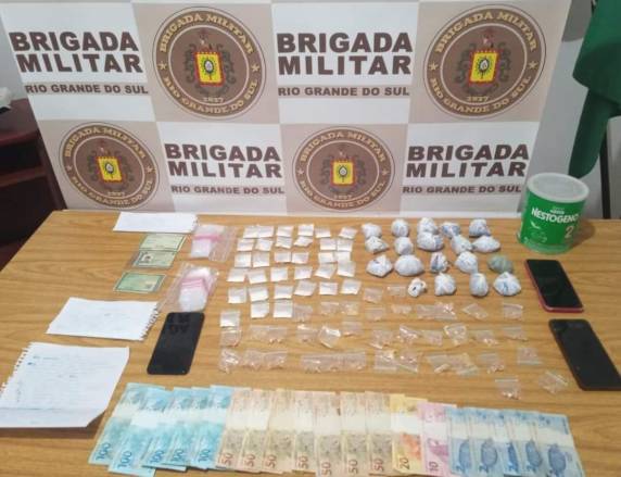 Foram apreendidas várias porções de maconha, pedras de crack, papelotes de cocaína, lata, celulares, material para embalar a droga e várias anotações de venda de entorpecentes