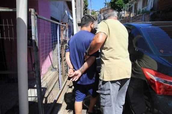 Segundo a polícia, criminosos atuariam há cerca de um ano em frente a estabelecimentos de alto padrão. Fotos e vídeos eram gravados como forma de chantagear as vítimas. Bandidos produziam dossiê com provas das traições e ameaçavam contar aos familiares