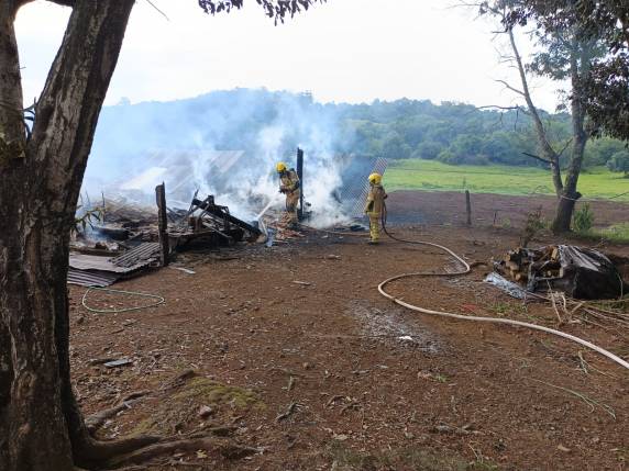 Incêndio causa destruição em moradia e galpões no interior de Boa Vista do Buricá - foto 2