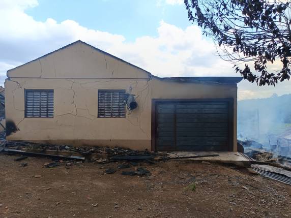 Incêndio causa destruição em moradia e galpões no interior de Boa Vista do Buricá - foto 3