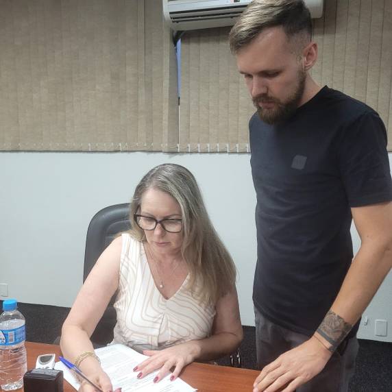 O vereador fez o protocolo momentos antes da Sessão Ordinária desta segunda-feira