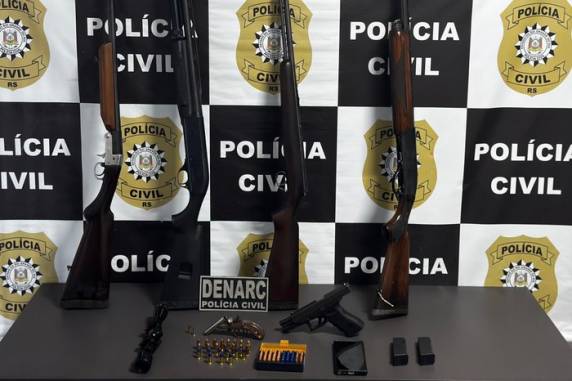 Na casa do homem, foram apreendidas espingardas, pistola e garrucha