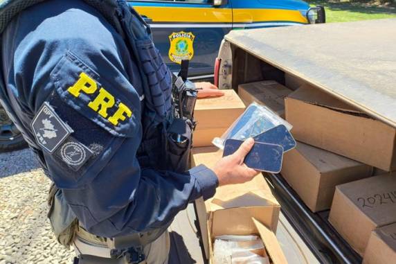 Equipamentos estavam escondidos na caçamba de uma caminhonete. Entre eles estão iPhones, iPads, iPods, Apple Watches e MacBooks