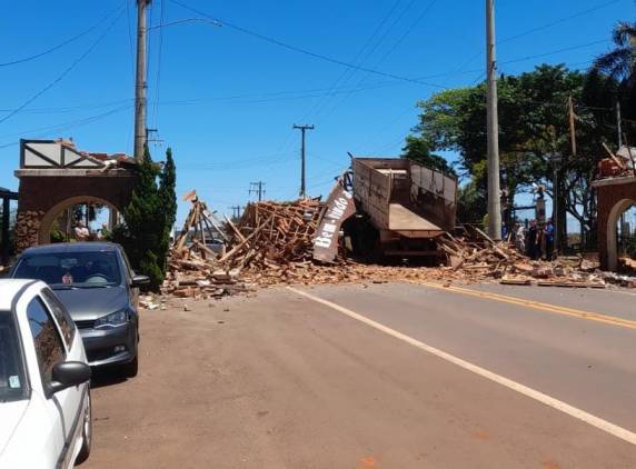 Caçamba derruba pórtico de acesso à cidade de Santo Cristo - foto 2