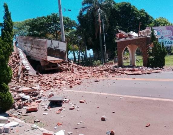 Caçamba derruba pórtico de acesso à cidade de Santo Cristo - foto 3