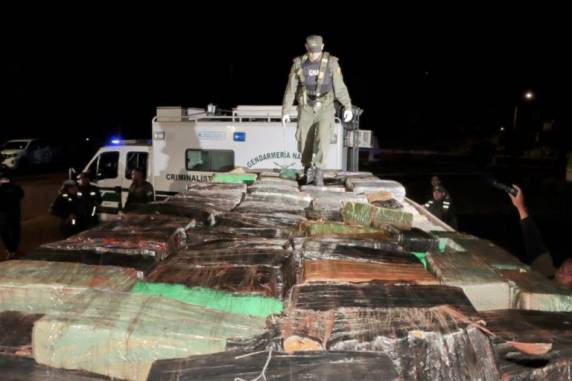 A dupla transportava cerca de sete toneladas de maconha em um caminhão com reboque de origem brasileira.