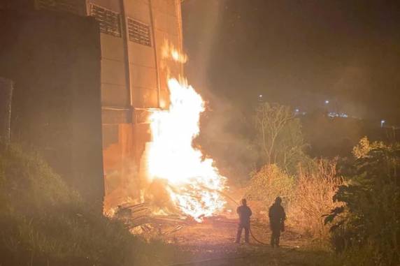 Chamas foram percebidas perto da meia-noite deste domingo. Não havia ninguém no local, segundo os bombeiros