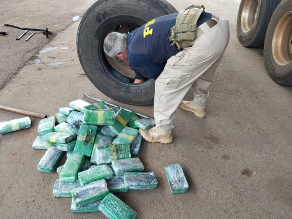 PRF prende motorista com mais de 120 quilos de cocaína escondidos nos estepes de caminhão - foto 2