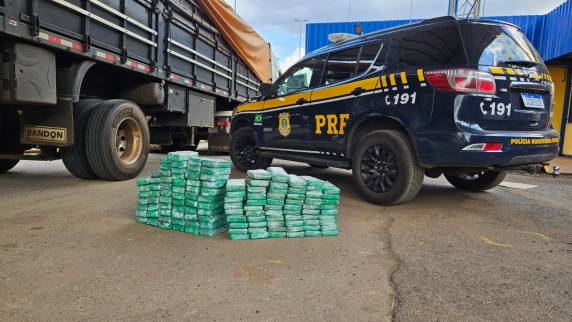 PRF prende motorista com mais de 120 quilos de cocaína escondidos nos estepes de caminhão - foto 3