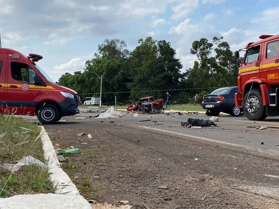 João Carlos Flores e Silva, 57 anos, foi ejetado do veículo que conduzia e na sequência atropelado por uma carreta