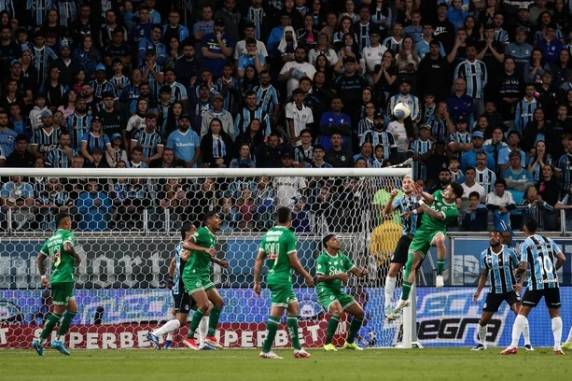 Tricolor saiu na frente, levou a virada, mas buscou a igualdade nos descontos; time de Renato é 13º, três pontos acima do Z-4