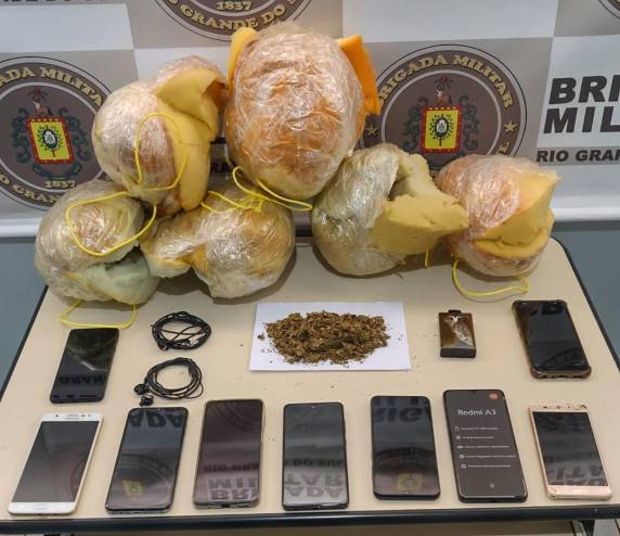 Durante patrulhamento, os policiais receberam informações pontuais de um veículo que estaria deslocando com materiais para realizar arremesso na Penitenciária Modulada Estadual de Ijuí.
