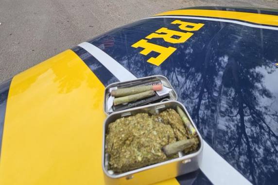 Em revista ao veículo, policiais encontraram outros 25 cigarros da substância. Homem estava conduzindo um caminhão com 30 toneladas de ferro, que vinha de São Paulo com destino à Montenegro