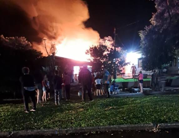 Moradia situada ao lado de um bar e nas proximidades da EMEI Pequenos Aprendizes ficou completamente destruída