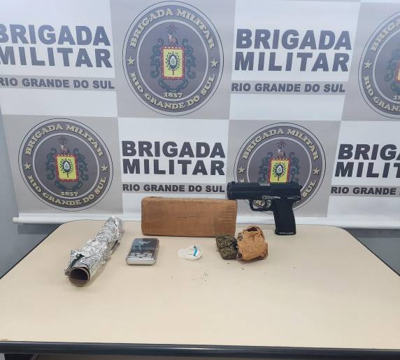 Com o preso foram apreendidos drogas e um simulacro de arma de fogo