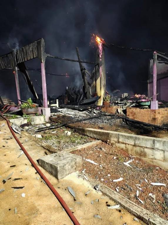 Casa é consumida pelo fogo no bairro de Padre Gonzales, em Três Passos - foto 3