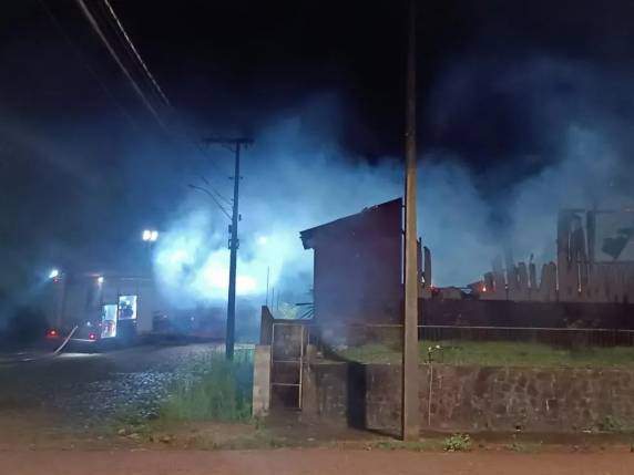 O combate às chamas e o rescaldo feito pelos bombeiros, durou mais de duas horas e meia, sendo finalizado por volta das 4h20