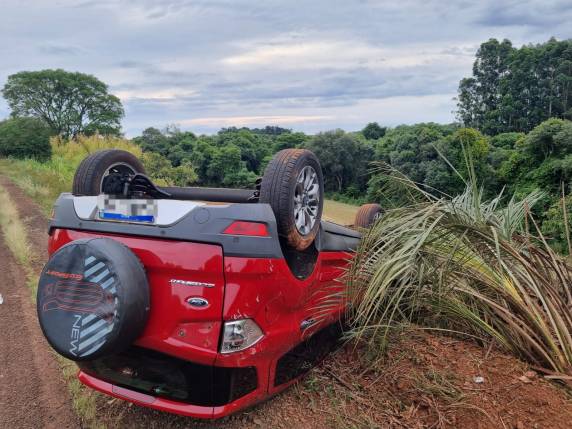 Mulher fica ferida após capotagem de caminhoneta na BR-472 em Três de Maio - foto 5