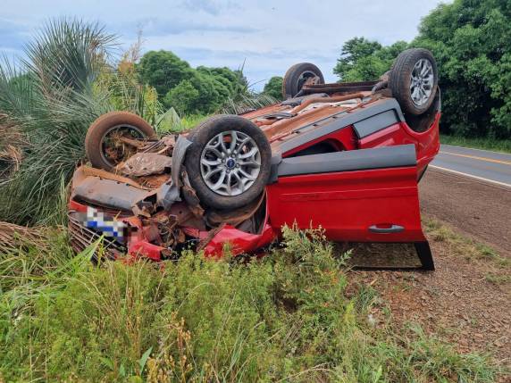 Mulher fica ferida após capotagem de caminhoneta na BR-472 em Três de Maio - foto 2