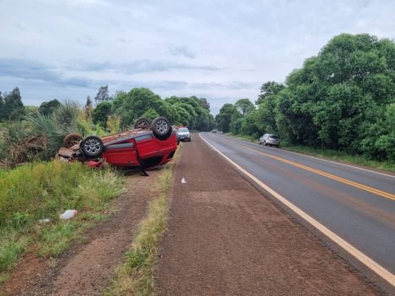 Mulher fica ferida após capotagem de caminhoneta na BR-472 em Três de Maio - foto 6